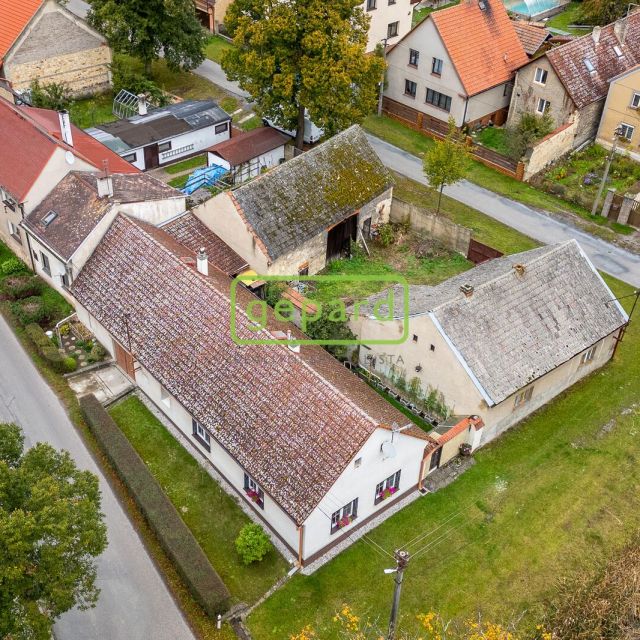 Fotografie nemovitosti - Prodej rodinného domu s přilehlou stodolou v uzavřeném dvoře, pozemek 357 m2, klid, centrum obce.