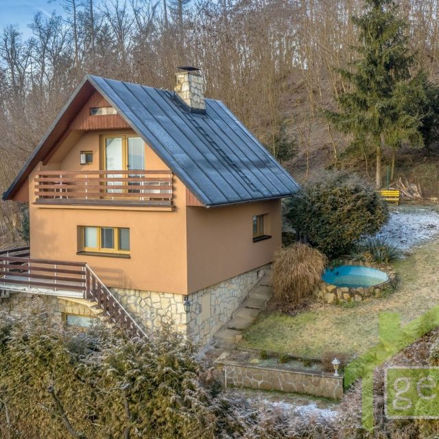 Fotografie nemovitosti - Prodej celoročně obyvatelné chaty s perfektní dostupností do Prahy, klid, zeleň, hypotéka možná